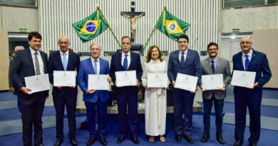 Personalidades da comunidade portuguesa no Ceará recebem homenagem da Assembleia pelos 50 anos da Revolução dos Cravos