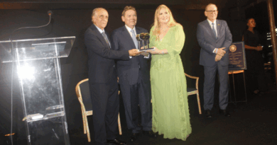 Ivens Dias Branco Júnior – Troféu Carnaúba em noite histórica pelos 160 anos da Associação Comercial do Ceará