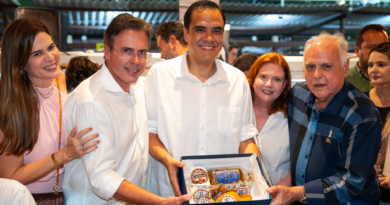 Em noite de lotação, governador Elmano de Freitas, senador Camilo Santana e ministro do Turismo, Gustavo Feliciano, visitam o São João de Maracanaú