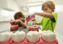 Julho Neon: avanço na saúde bucal infantil contrasta com desafios enfrentados por adultos e idosos no Brasil