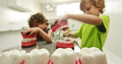 Julho Neon: avanço na saúde bucal infantil contrasta com desafios enfrentados por adultos e idosos no Brasil