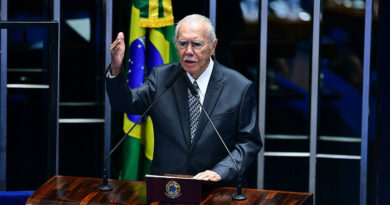 Tributo a José Sarney e seu Legado Democrático