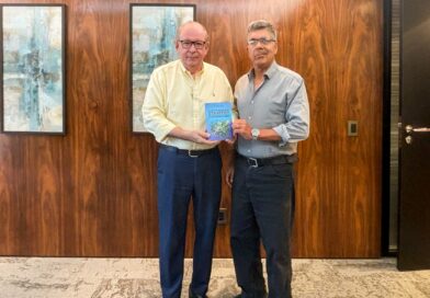 Ricardo Cavalcante recebe exemplar nº 1 de livro sobre pequenas empresas e inteligência artificial