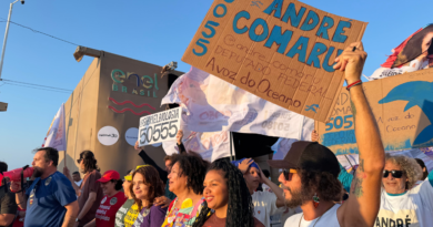 Papelão reciclável, doado por catadores e catadoras, e folhas secas substituem “santinhos” em campanhas eleitorais no Ceará