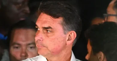 Flávio Bolsonaro foge e racha a extrema direita