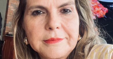 Ideal Clube homenageia Aíla Sampaio com Medalha do Mérito Cultural